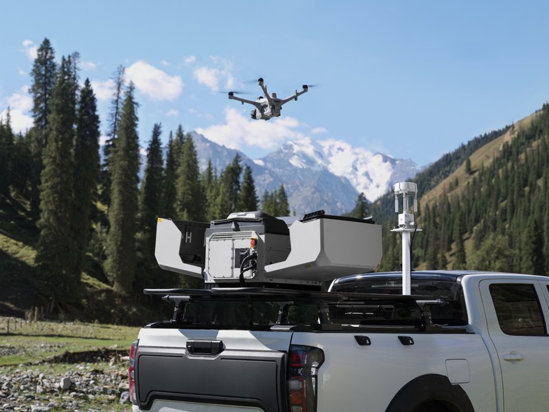 DJI Dock 4 und DJI Matrice 5TD wie sie gerade losgeflogen ist in einem alpinen Gebiet