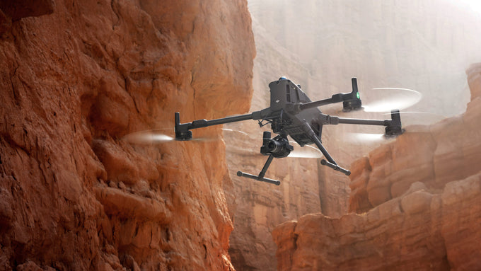 DJI Matrice 400 im Flug über einer Schlucht