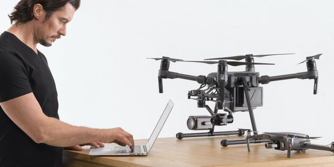 Techniker prüft eine DJI Enterprise Drohne am Laptop