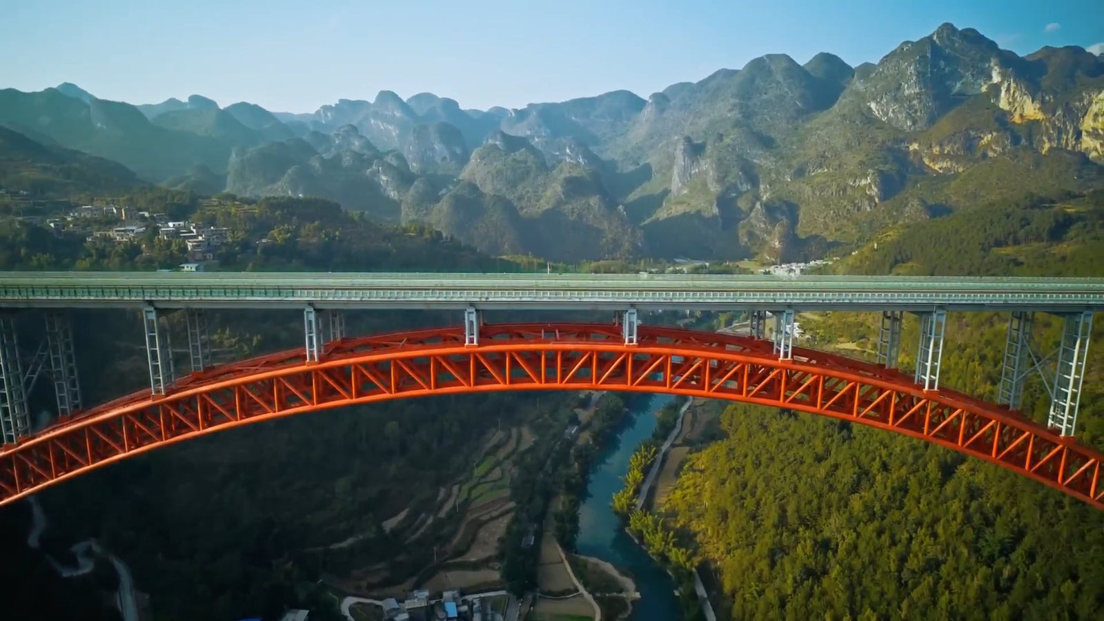 DJI Matrice 4E im Einsatz bei der Bruecken-Inspektion, Standbild aus dem Einsatz-Video