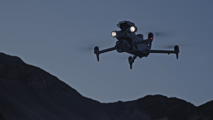 Drohne im Flug vor einem Bergrücken